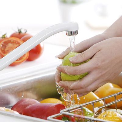 吃水果时要注意清洁，彻底清洗干净或去皮后再吃，以免发生腹泻