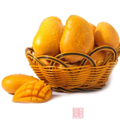 由于芒果中含有大量的维生素以及胡萝卜素，能益眼、润泽皮肤