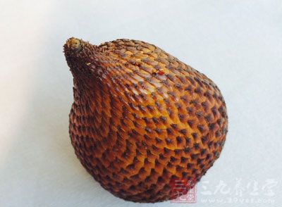 蛇皮果这种独特的水果上尖下圆高约五厘米左右