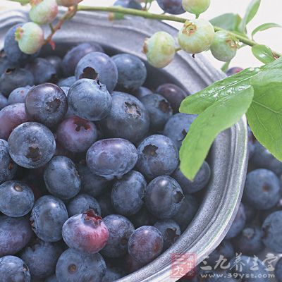 蓝莓除了富含上述多种营养成分之外，还含有诸如云彬单宁醇，苯甲酸钠等物质