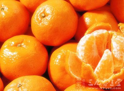橘子皮不但含有橙皮素，而且富含维生素C、胡萝卜素等多种营养素
