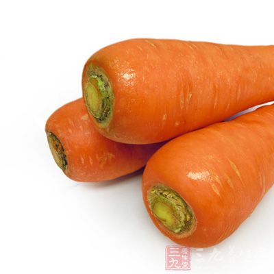每天吃两根胡萝卜，可使血中胆固醇降低10%~20%;每天吃三根胡萝卜，有助于预防心脏疾病和肿瘤