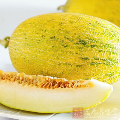 哈密瓜虽然不是夏天消暑的水果，但是能够有效防止人被晒出斑来