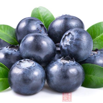 蓝莓有改善视力的作用，同时蓝莓中所含的蓝色色素――花青素