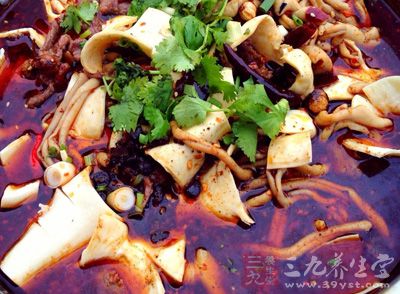 冒菜是成都的汉族传统名小吃，与麻辣烫略微不同