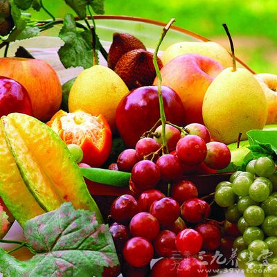 含维生素c的食物有柿子椒、西红柿、柠檬、猕猴桃、山楂等新鲜蔬菜和水果