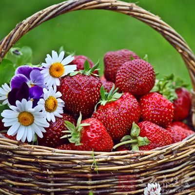 草莓所含的鞣酸，能有效地保护人体组织不受致癌物质的侵害