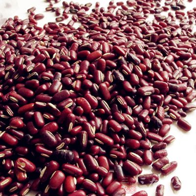 向几名中医师查询，他们说，赤小豆与红豆尽管长相不同种属却相同，同属豆科植物，性质和营养成分也接近