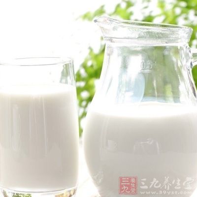 喝奶别光追求速度。吃饭时讲究细嚼慢咽，喝牛奶也是一样的道理
