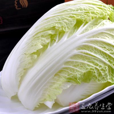 白菜含有丰富的粗纤维，在促进肠胃道蠕动的同时，还可以帮助消化