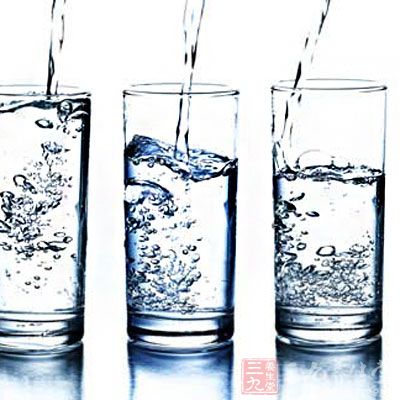 每天保证八杯水，这是养生的首要条件，多喝水可以让人感觉清新，时刻充满活力
