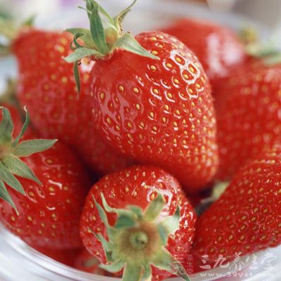 草莓含有丰富的维生素B1和B2，是脑细胞代谢的最佳供给者之一