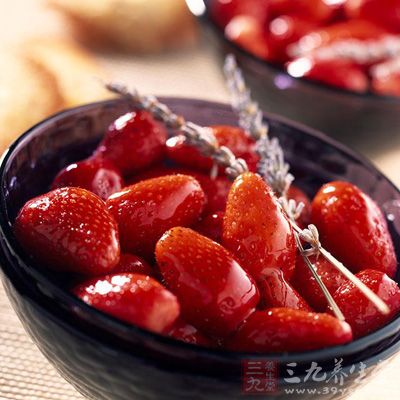 草莓中含有的叶酸，可防治营养性巨红细胞型贫血、皮肤搔痒或出血