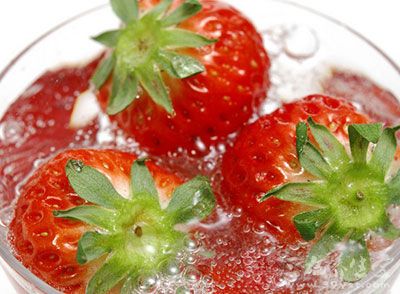 每百克草莓含维生素C50～100mg