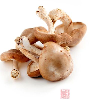 香菇含有香菇素，可使心脏、肝脏及甲状腺、前列腺等腺体的功能增强