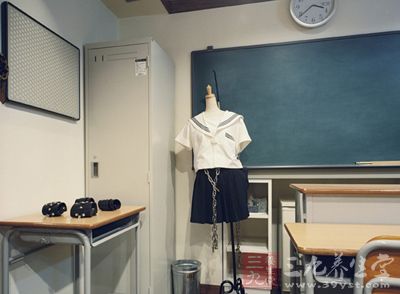 桌椅、黑板、讲台、储物柜，乍一看这里和日本的教室没啥区别