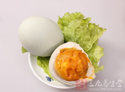 咸蛋中钙质、铁质等无机盐含量丰富，含钙质量、含铁质量比鸡蛋、鲜鸭蛋都高