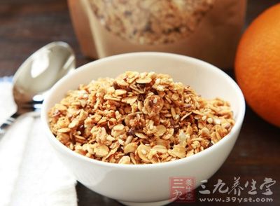 燕麦、糙米等全谷食物中含有丰富的水溶性膳食纤维，能够有效降低胆固醇、清洁肠胃