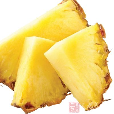 菠萝中含有大量的食物纤维，可促进排便，防止便秘