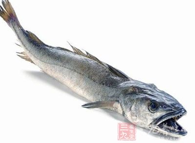 银鳕鱼，说的土一点，它就是油鱼，是假冒鳕鱼而有的名。由于市面上出售的大多都是去了头、切成块状的鱼，所以很难区分