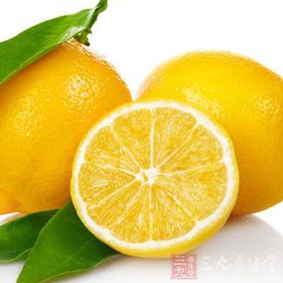 柠檬富含维生素C，是种天然美容佳品，每天一杯柠檬水，能美白滋润皮肤