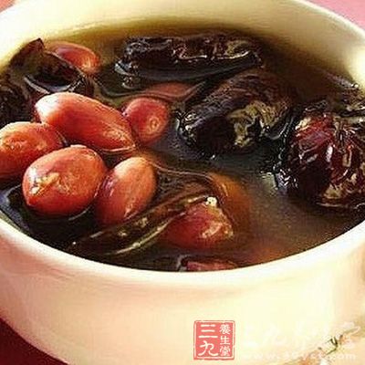 将鲜紫苏叶切成丝，与姜片、红枣一起放入盛有温水的砂锅里用大火煮