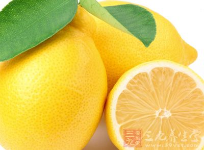 柠檬是水果中的美容佳品，因含有丰富的维他命C、有机酸、矿物质等多种美白肌肤的营养物质