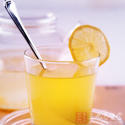 水果中，橙子的维生素C含量较高，且比较容易榨汁，自己动手现榨现喝，最为健康