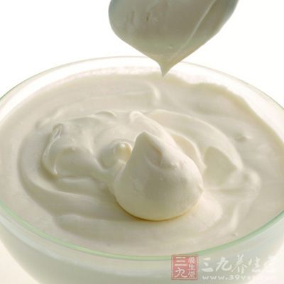 酸奶除含有牛奶的全部营养素外，突出的特点是含有丰富的乳酸