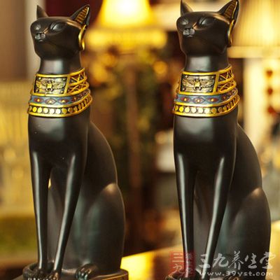 被涂成黑色的猫神像最为灵验