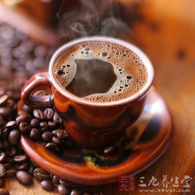 避免食用含咖啡因的饮料，如，咖啡、茶等