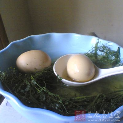 在特定的日子吃鲜美的荠菜煮的鸡蛋