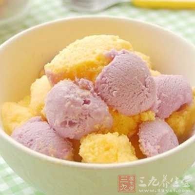 把南瓜糊和紫薯糊分别和打发的淡奶混合均匀，入冰箱冷藏