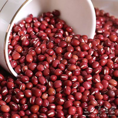 红豆所含的石碱酸成分可以增加大肠的蠕动，促进排尿及减少便秘，从而清除脂肪