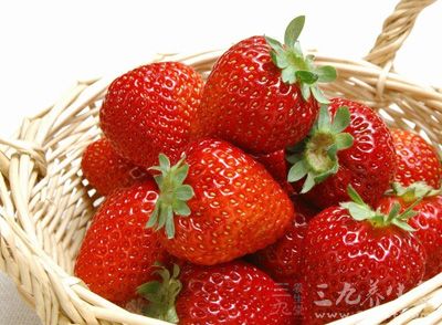 草莓是我们常见的水果，它的英文名叫做Strawberry，属于蔷薇科多年生草本