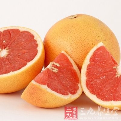 柚子中含有膳食纤维、蛋白质、钙、磷、铁、胡萝卜素等营养物质，具有清肠通便的功效