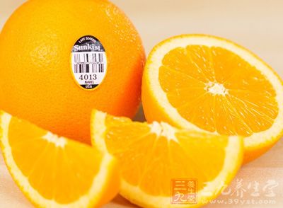 脐橙含有大量维生素C和胡萝卜素，有助于抑制致癌物质的形成，还能软化和保护血管