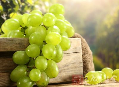 选用粒大色浓、充分成熟、无病虫害的葡萄