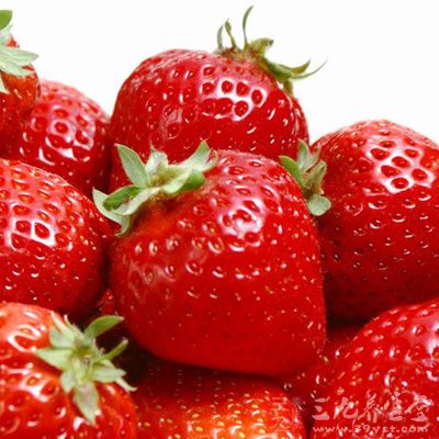草莓中含有天冬氨酸，可以自然平和的清除体内的重金属离子