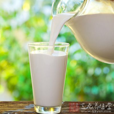 牛奶中的钙能增强骨骼和牙齿，减少骨骼萎缩病的发生