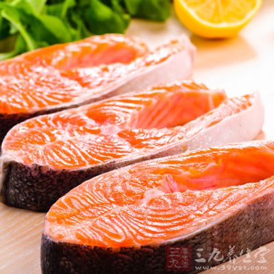 三文鱼含有非常丰富的不饱和脂肪酸，不饱和脂肪酸是保证人体内细胞正常生理功能不可缺少的元素之一