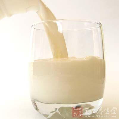 牛奶中含有大量的身体所需钙物质