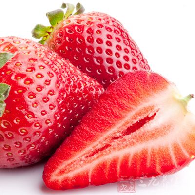草莓中的营养成分易被人体所消化以及吸收，经常吃草莓是不会受凉或者上火的，是老少皆宜的健康美味的水果