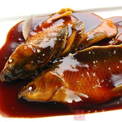鲤鱼味道鲜美，肉厚刺少，但要注意的是，鲤鱼的鱼腹两侧各有一条细线一样的白筋，俗称腥线，在烹调前去掉可以去除腥味