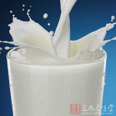 羊奶与牛奶相比，富含更多脂肪和蛋白质，是肾病病人理想的食品之一，也是体虚者的天然补品