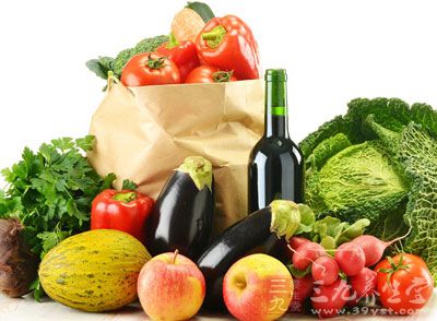 果蔬中富含的维生素C恰恰可以缓解我们的黑色素沉淀，并能合成胶原蛋白，是我们的皮肤变得白嫩
