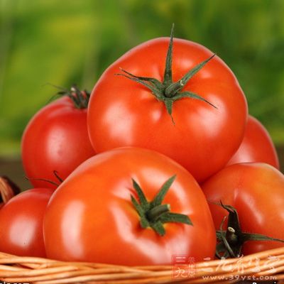 番茄含丰富的果胶等食物纤维，让人有饱足感