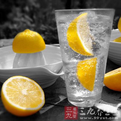 由于柠檬维生素含量极为丰富，因此柠檬水是美容的佳品
