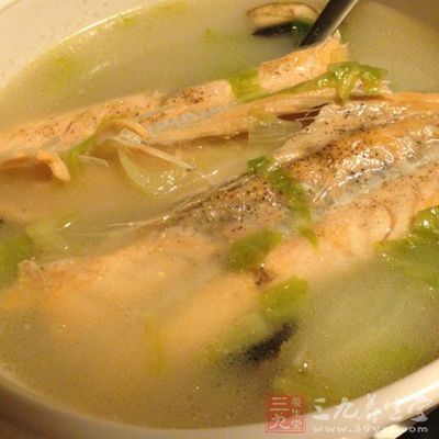 凤尾菇三文鱼汤的做法