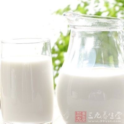 牛奶含有丰富的乳清酸和钙质